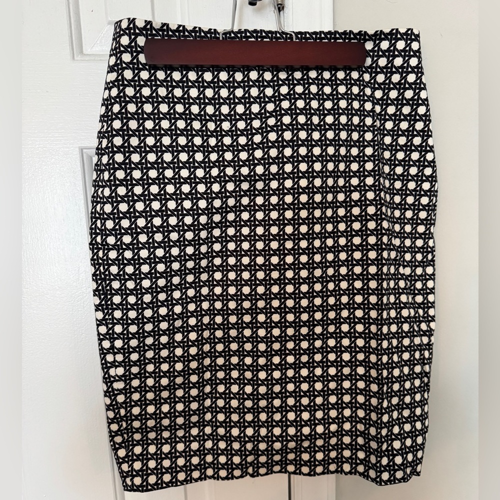 Ann Taylor pencil skirt, black and white graphic print sz 2